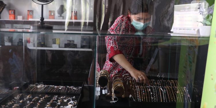 Harga Emas Antam Sepekan Lesu Lalu Berbalik Menguat